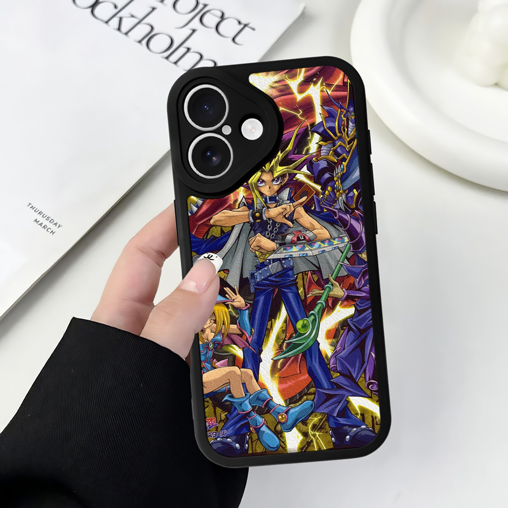 （画像用） 遊☆戯☆王 Yu-Gi-Oh! 【iPhone 16シリーズ対応】シリコンスマホケース（レザー調） 材質：シリコン
